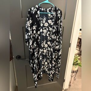 Torrid Black & White Floral Gauze Duster Kimono Size 1/2